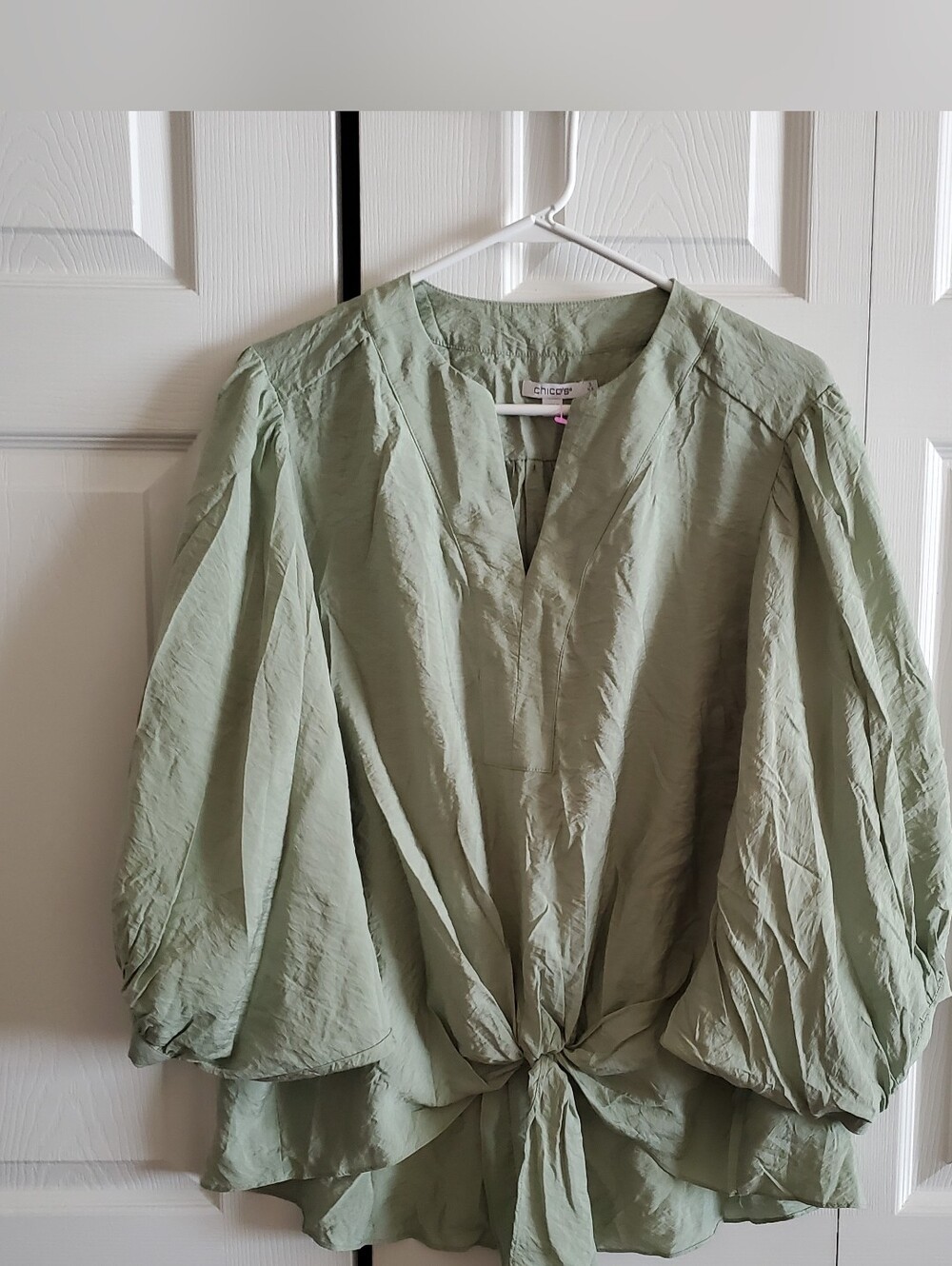 CHICOS SAGE GREEN TIE FRONT DETAIL SZ 3(16). PUFF SLEAVES BOHO FLOWY